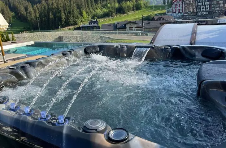 Wysokiej jakości jacuzzi ma ergonomicznie rozmieszczone dysze, które dostosowują się do kształtu ciała i zapewniają kompleksowy masaż