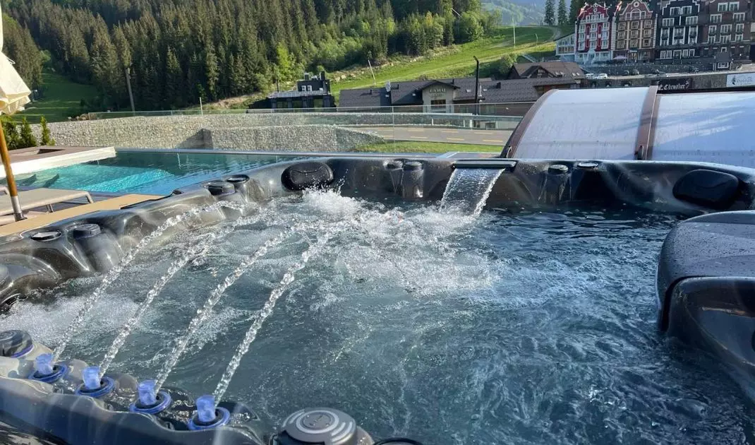 Wysokiej jakości jacuzzi ma ergonomicznie rozmieszczone dysze, które dostosowują się do kształtu ciała i zapewniają kompleksowy masaż