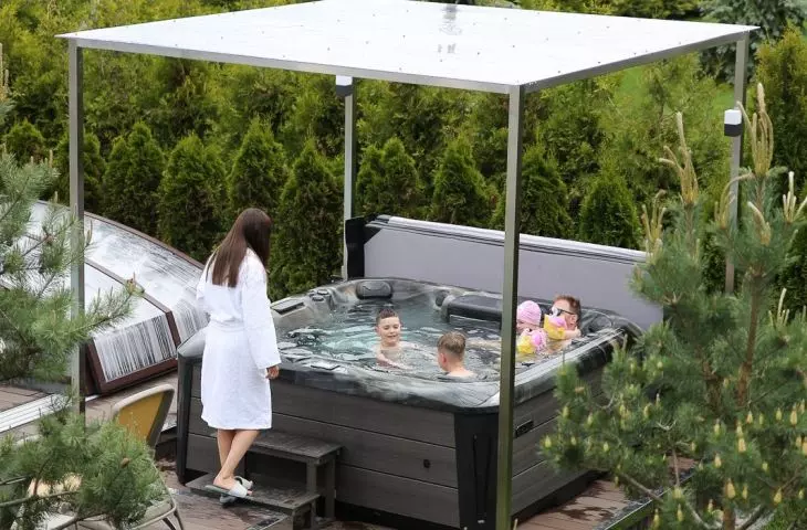 Jacuzzi stanowi eleganckie dopełnienie tarasu lub altany 