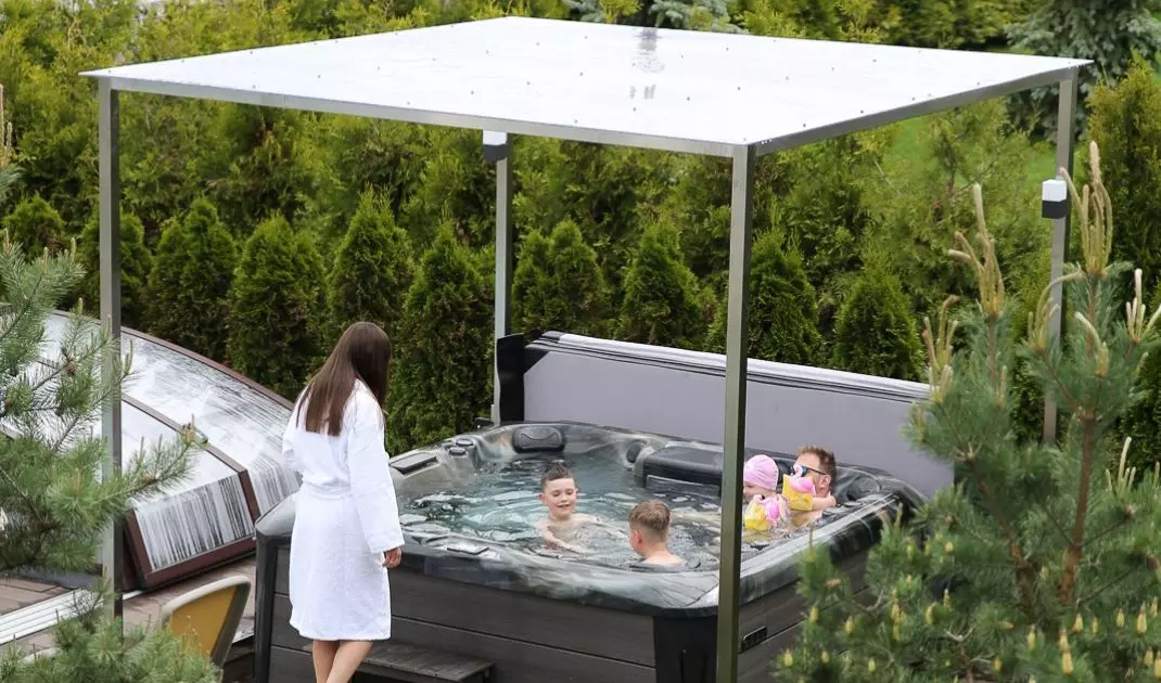 Jacuzzi stanowi eleganckie dopełnienie tarasu lub altany 