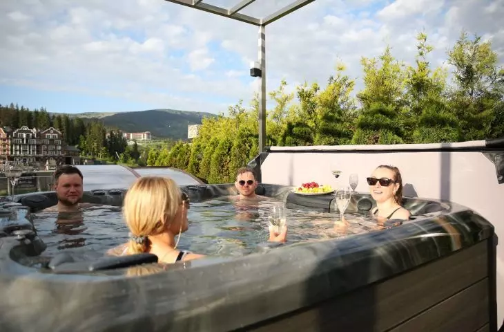 Instalacja jacuzzi wymaga stabilnego podłoża, dostępu do zasilania oraz systemu odprowadzania wody