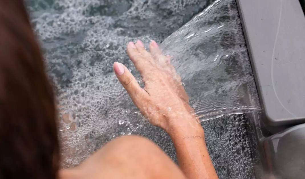 Aby utrzymać higienę w jacuzzi, należy stosować specjalne środki chemiczne np. chlor, brom czy flokulanty