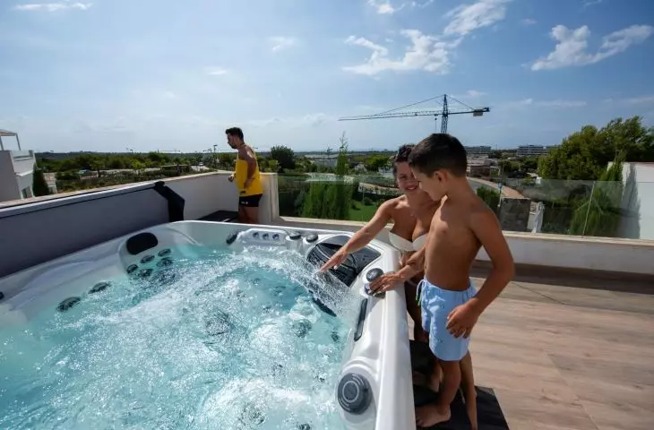 Kąpiele we własnym jacuzzi to doskonały sposób na spędzanie czasu z rodziną