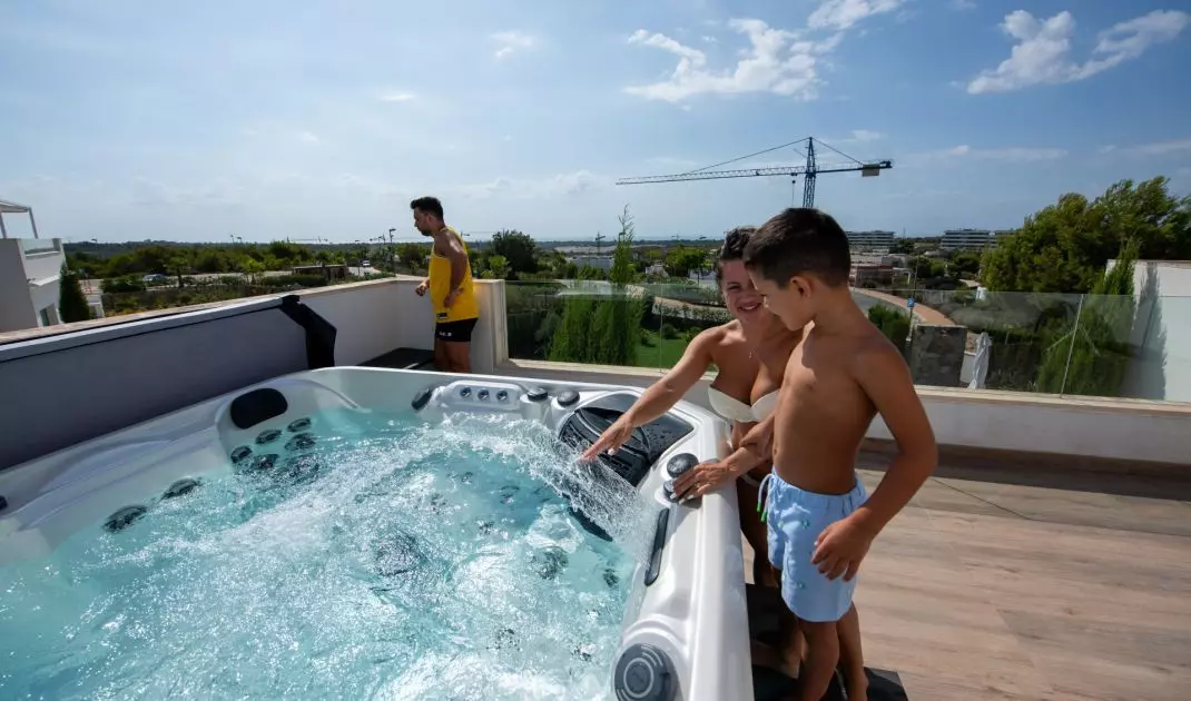 Kąpiele we własnym jacuzzi to doskonały sposób na spędzanie czasu z rodziną