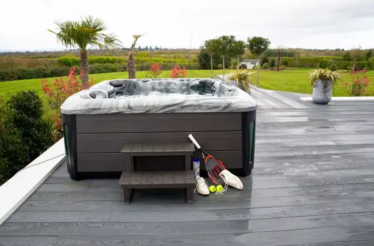 Ogrodowe jacuzzi będzie świetnym uzupełnieniem aranżacji tarasu