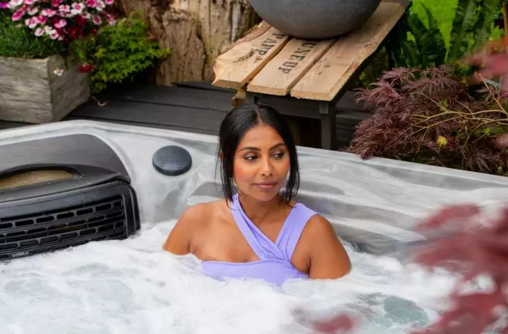 Regularne korzystanie z jacuzzi pomaga zmniejszyć napięcie mięśniowe
