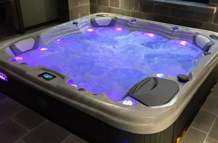 Jacuzzi ogrodowe może być wyposażone w szereg udogodnień np. podświetlenie LED