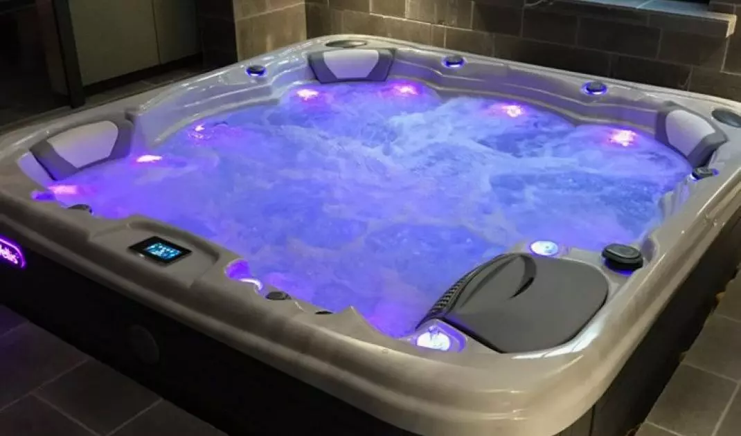 Jacuzzi ogrodowe może być wyposażone w szereg udogodnień np. podświetlenie LED