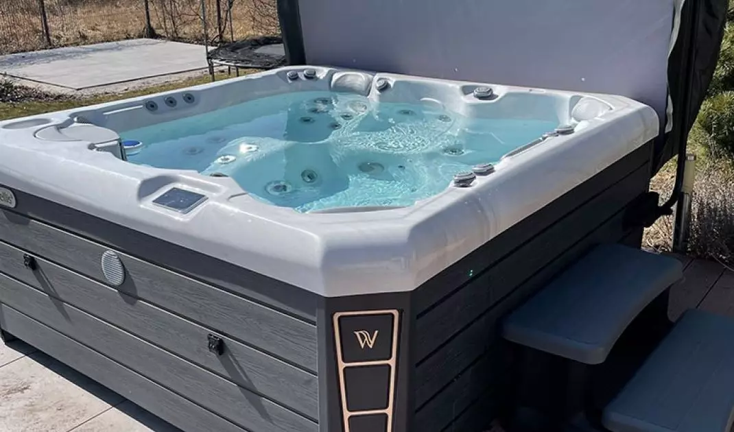 Malaga year-round spa tub