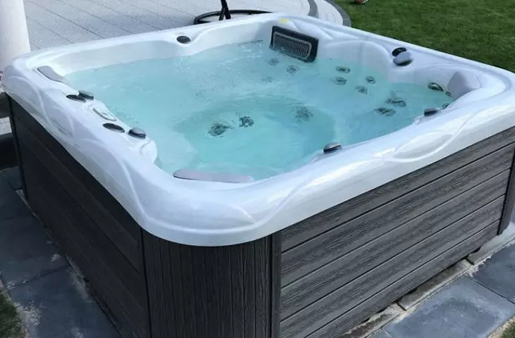 Całoroczne jacuzzi ogrodowe z 49 dyszami wodno-powietrznymi
