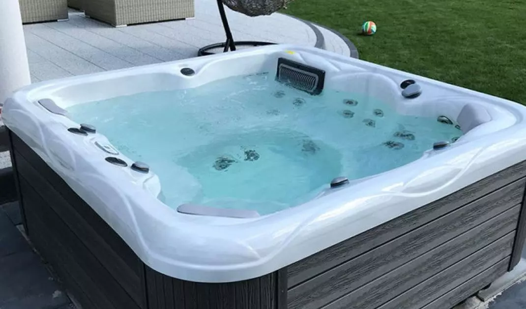 Year-round garden jacuzzi with 49 water and air jets