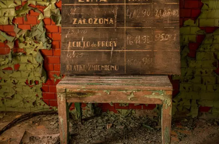 Tablica informacyjna dotycząca konserwacji klatki szybowej
