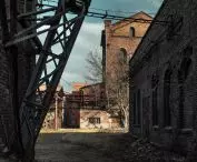 Widok na obiekty kopalni spod wieży szybowej