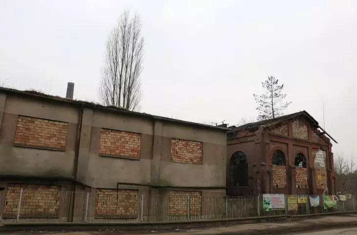 Budynek warsztatów elektrycznych i transformatorowni przed przywracaniem do stanu pierwotnego