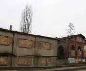 Budynek warsztatów elektrycznych i transformatorowni przed przywracaniem do stanu pierwotnego