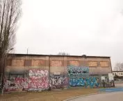 Budynek warsztatów elektrycznych przed przywracaniem do stanu pierwotnego