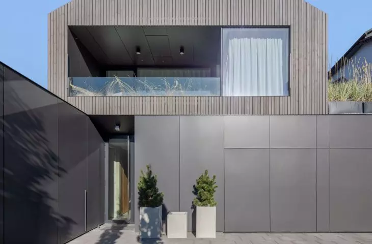 The body of the building consists of two interpenetrating forms
