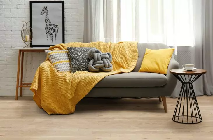 Hello Yellow, kolor roku 2025 Dulux, nawet w postaci drobnych akcentów doskonale wspólna z drewnianą podłogą Wanilia