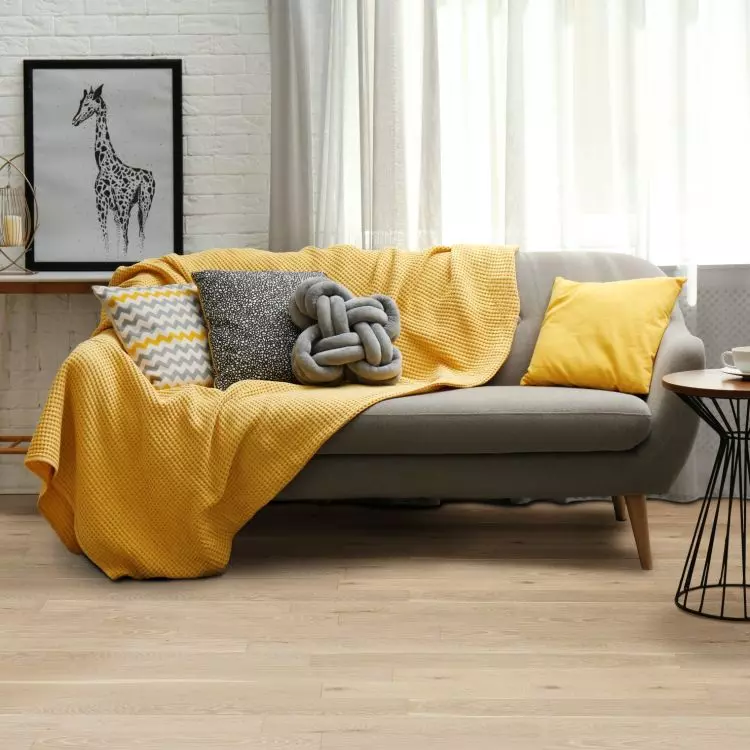 Hello Yellow, kolor roku 2025 Dulux, nawet w postaci drobnych akcentów doskonale wspólna z drewnianą podłogą Wanilia