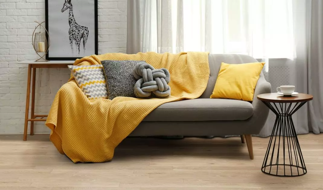 Hello Yellow, kolor roku 2025 Dulux, nawet w postaci drobnych akcentów doskonale wspólna z drewnianą podłogą Wanilia