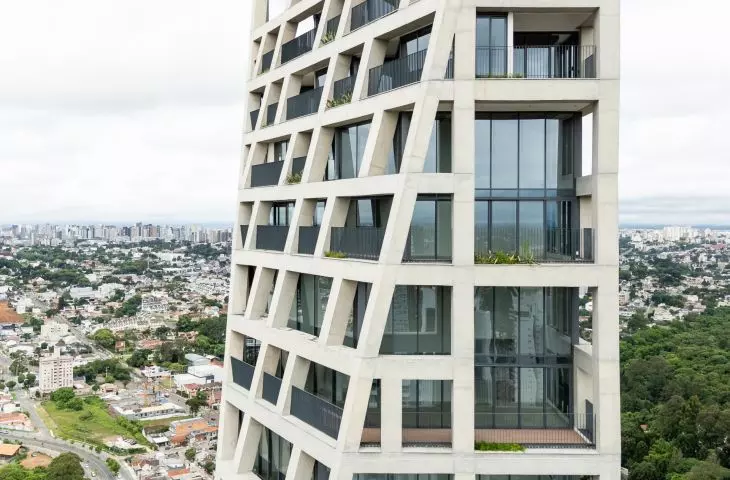The rawness of the concrete contrasts with the large glazings that open the interiors to panoramic views of Curitiba