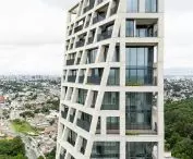 The rawness of the concrete contrasts with the large glazings that open the interiors to panoramic views of Curitiba