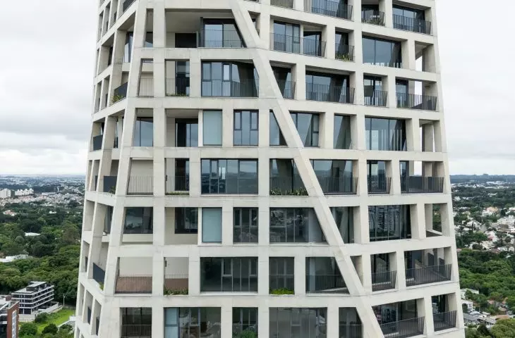 AGE 360 skyscraper in Curitiba, Brazil - asymmetry of the facade and irregular indentations in the structural grid complicated the construction process