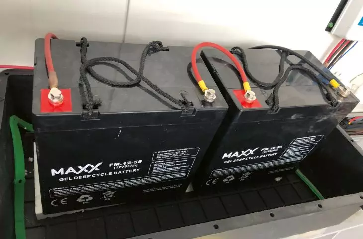 Autonomous gravity smoke and heat removal system - maintenance-free gel batteries