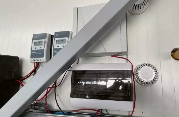 Autonomous gravitational smoke and heat extraction system