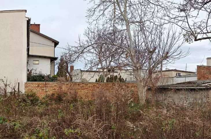 zdjęcie panoramiczne działki, na której ma stanąć budynek mieszkalny dla trzech rodzin z dostawnymi balkonami i ogrodem na dachu