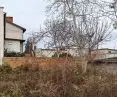 zdjęcie panoramiczne działki, na której ma stanąć budynek mieszkalny dla trzech rodzin z dostawnymi balkonami i ogrodem na dachu