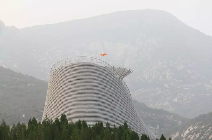 Teatr Latających Mnichów Shaolin, wzniesiony na Cyprysowym Wzgórzu, czerpie z tego dziedzictwa, oferując przestrzeń dla widowiskowych pokazów