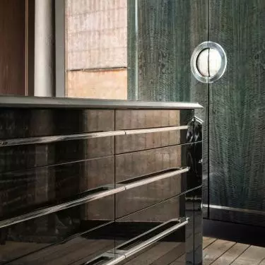 Furniture finished with silver flakes adds elegance and luxury to the interior