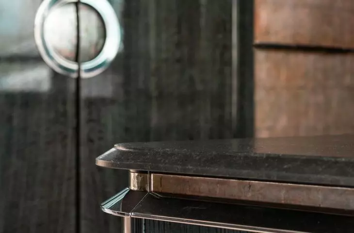Silver-plated furniture looks different depending on, among other things, the light