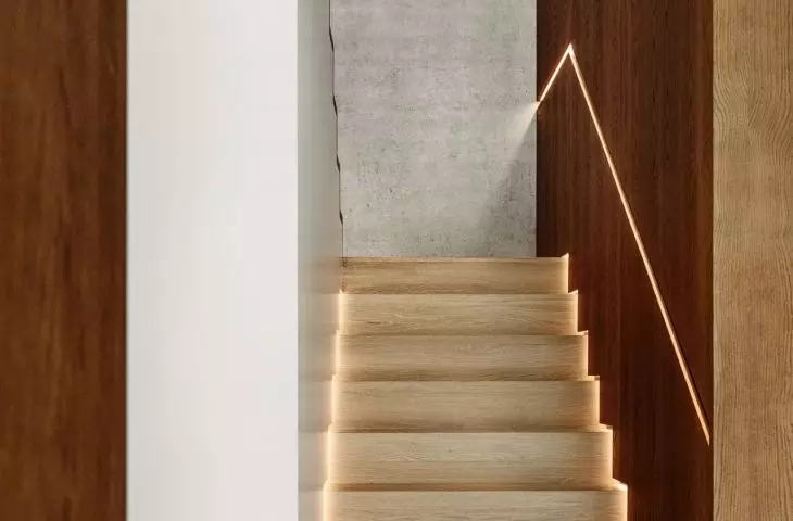 One of the walls of the staircase has been finished with concrete