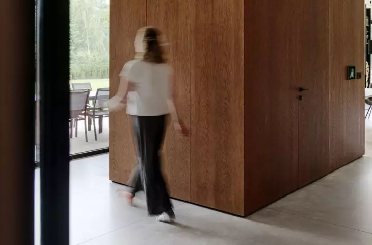 Windbreak with a capacious closet