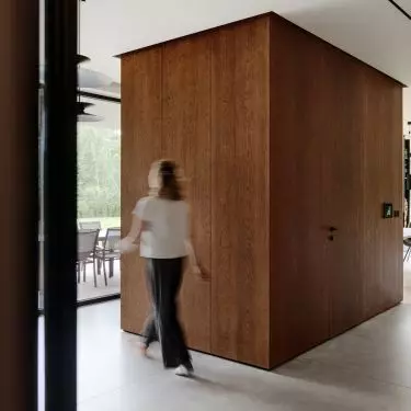 Windbreak with a capacious closet