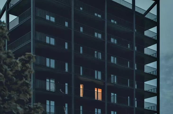 a residential block of fairly simple shape is surrounded by large balconies (so-called summer lounges), which are also a major asset of the facade and individual apartments
