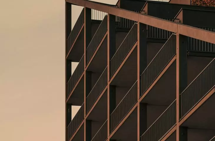 słupy oraz pionowe elementy balustrad nadają elewacji wyraźny i powtarzalny rytm