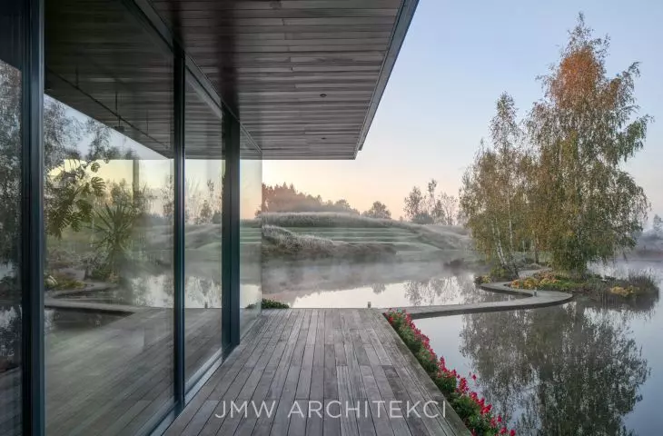 The Lakefront Residence and the Lakefront Pavilion show how architecture can coexist with nature while offering a high level of user comfort