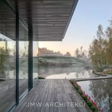 The Lakefront Residence and the Lakefront Pavilion show how architecture can coexist with nature while offering a high level of user comfort