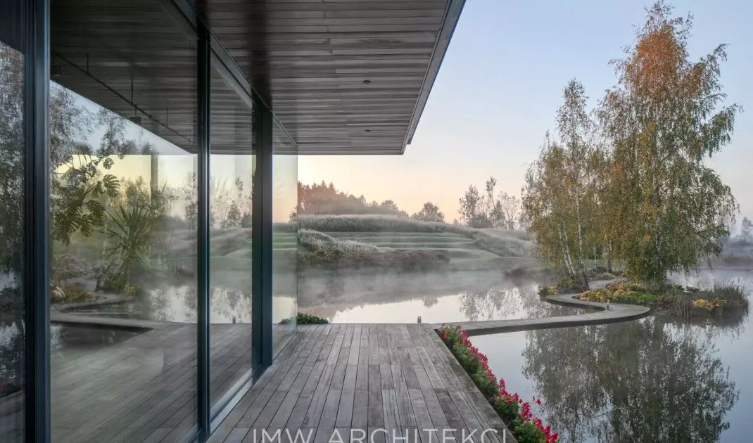 Lakefront Residence oraz pawilon Lakefront Pavilion pokazują, jak architektura może współistnieć z naturą, oferując jednocześnie wysoki komfort użytkowania