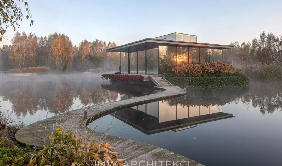 Lakefront Residence wraz z towarzyszącym jej szklanym pawilonem ogrodowym Lakefront Pavilion powstała na podmokłych terenach południowej Polski
