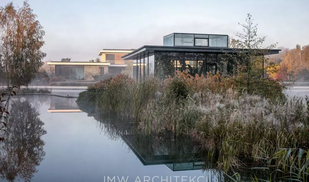 W Lakefront Residence zastosowano nowoczesne technologie, które wspierają ekologiczne użytkowanie budynku
