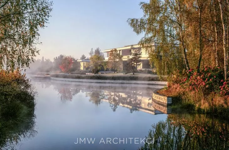 Lakefront Residence has been surrounded by three ponds - a fish pond, a swimming pond and a viewing pond - as well as hills that interact with the body of the building, creating a cohesive whole with the landscape
