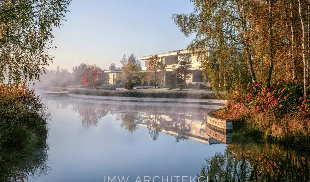 Lakefront Residence została otoczona trzema stawami – rybnym, kąpielowym i widokowym – oraz wzniesieniami, które współgrają z bryłą budynku, tworząc spójną całość z krajobrazem