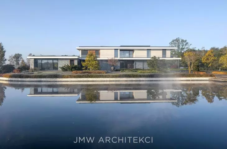 Lakefront Residence takes the form of a single-storey rectangular structure with a flat roof