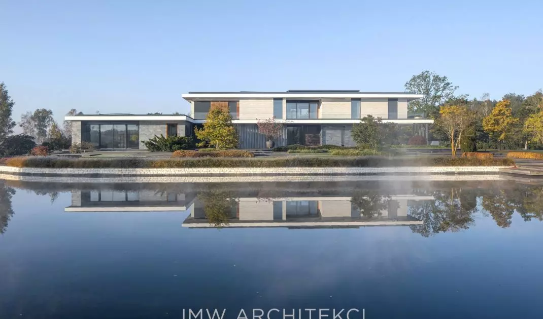 Lakefront Residence ma formę jednokondygnacyjnej, prostokątnej konstrukcji z płaskim dachem