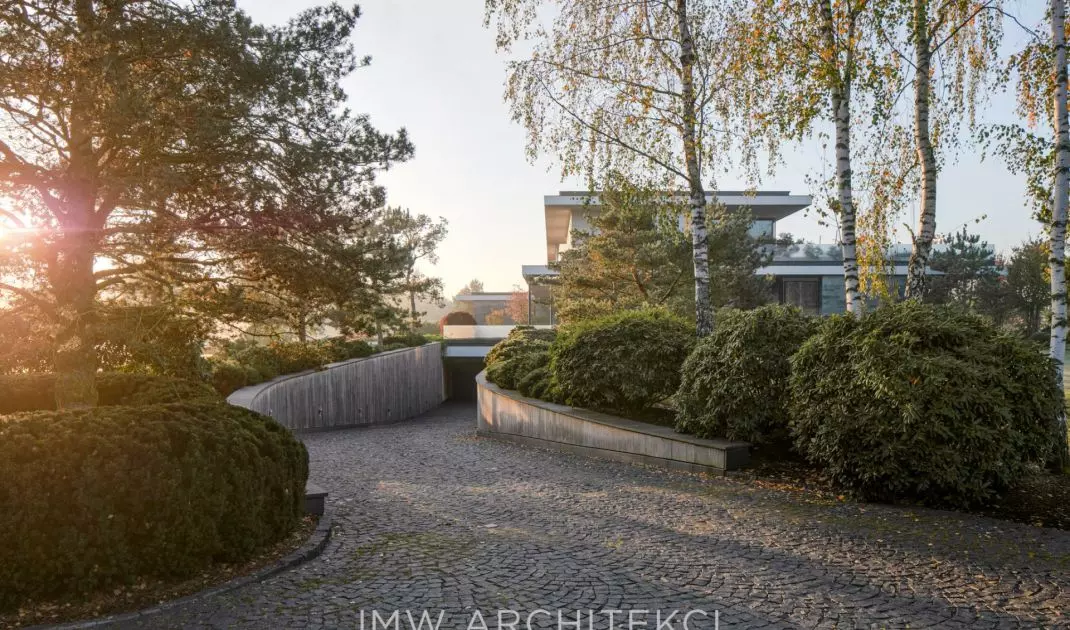 Zieleń wokół rezydencji zaprojektował Enzo Enea, specjalista w dziedzinie architektury krajobrazu