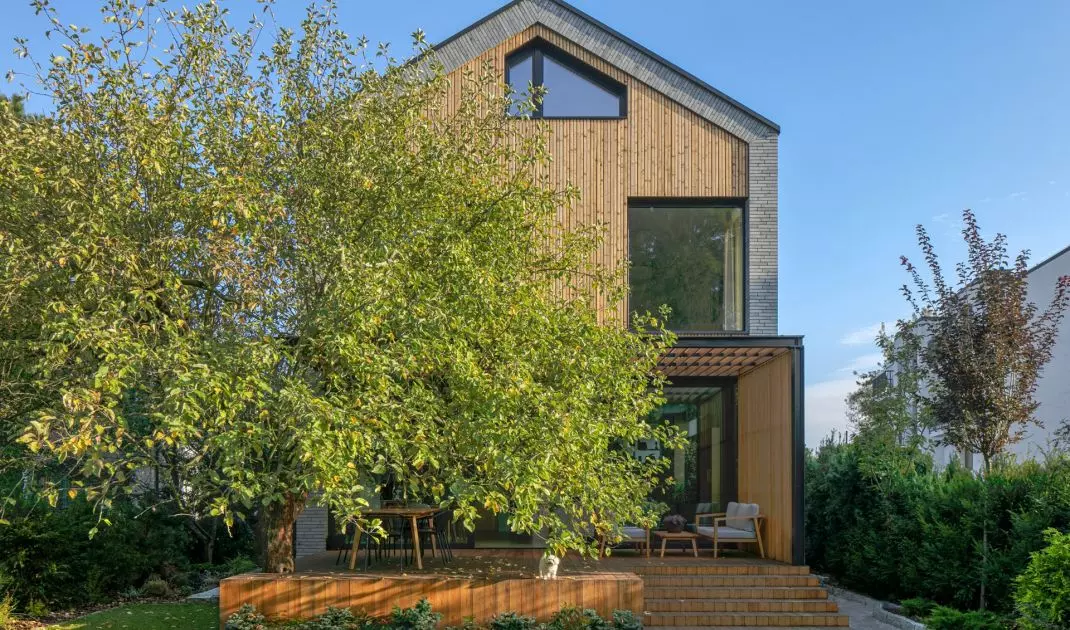 Architekci harmonijnie wkomponowali jabłoń w projekt 
